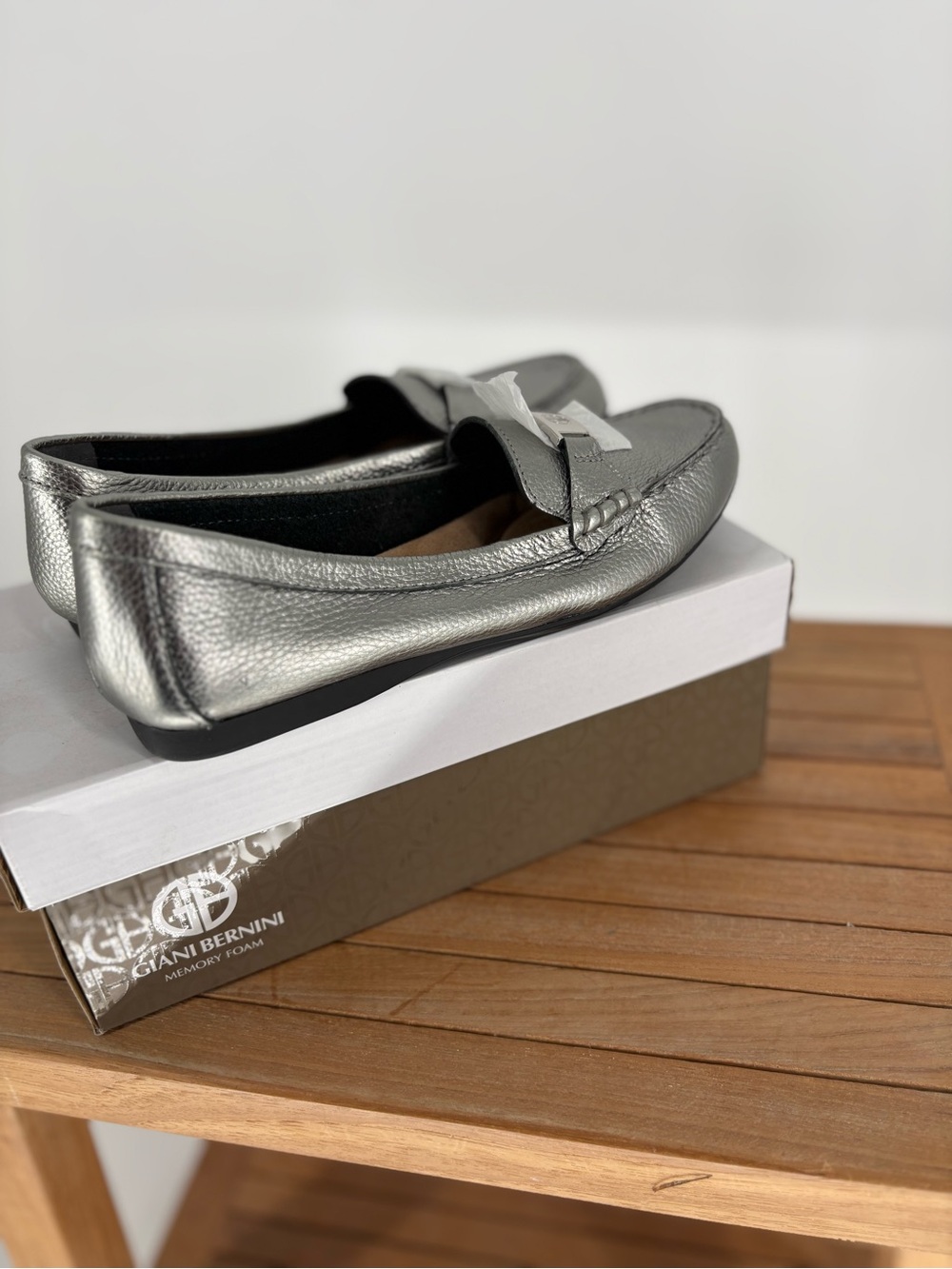 New women’s Giani Bernini Metallic Silver Women’s Moccasin Loafers size 6 M - Picture 2 of 5